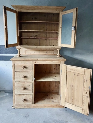 Antikes Buffet Bild 2