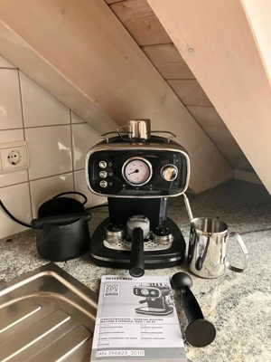 Zu verkaufen Espressomaschine inkl. Abschlagbehälter und Milchkännchen aus Edelstahl. 