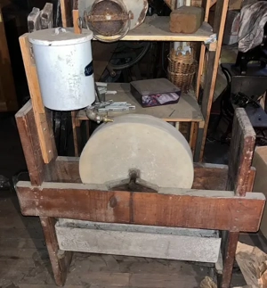 Wetzstein mit Holzgestell