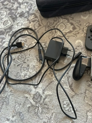 Nintendo Switch mit viel Zubehör Bild 4