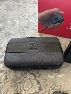Nintendo Switch mit viel Zubehör Bild 3