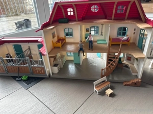 Schleich grosses Wohnhaus mit Stall Bild 3