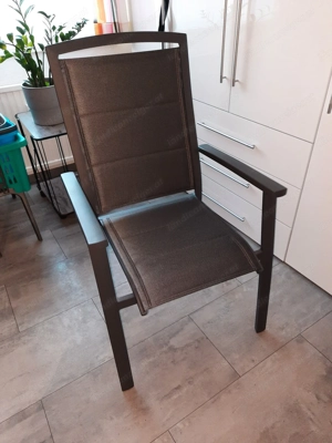 2 dunkelgraue Gartensessel