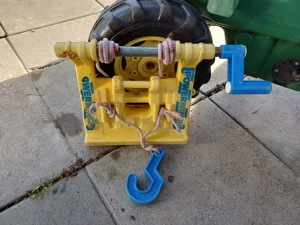Traktor mit Anhänger und Seilwinde Bild 4