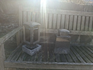 Grablaterne und Weihwasserschale auf