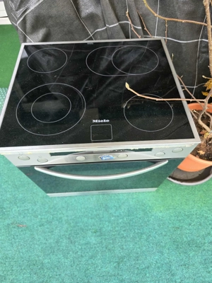 Verkaufe Miele Herd 2 Jahre alte und Samsung Tv 55 zoll Bild 2