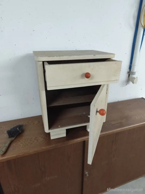 altes Nachtkästchen zu verschenken 