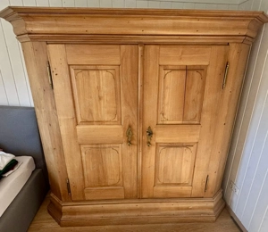antiker Kleiderschrank
