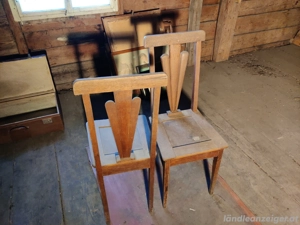 Zwei alte Holzstühle Bild 3