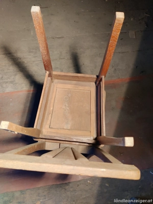 Zwei alte Holzstühle Bild 2