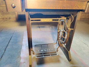 Antike Singer Nähmaschine im Holztisch - ideale Deko Bild 5