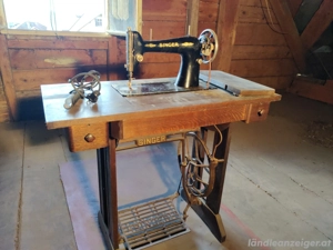 Antike Singer Nähmaschine im Holztisch - ideale Deko