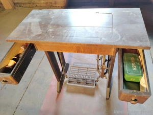 Antike Singer Nähmaschine im Holztisch - ideale Deko Bild 4