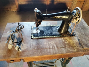 Antike Singer Nähmaschine im Holztisch - ideale Deko Bild 2