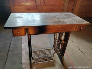 Antike Singer Nähmaschine im Holztisch - ideale Deko Bild 3