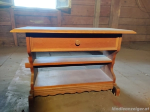 Alter Tisch mit Schublade