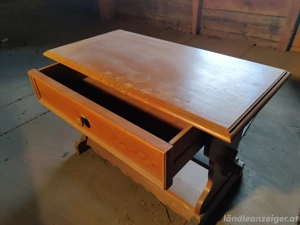 Alter Tisch mit Schublade Bild 2