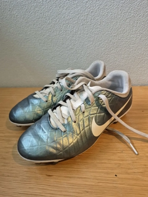 Nike Kinder Fußballschuh Größe 35