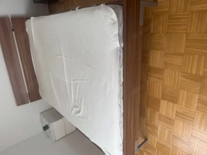 Bettgestell,Matratze,weisses Nachtkästchen Bild 4