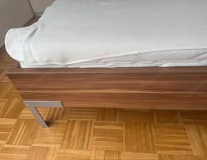 Bettgestell,Matratze,weisses Nachtkästchen Bild 2