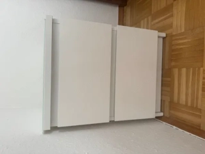 Bettgestell,Matratze,weisses Nachtkästchen Bild 3