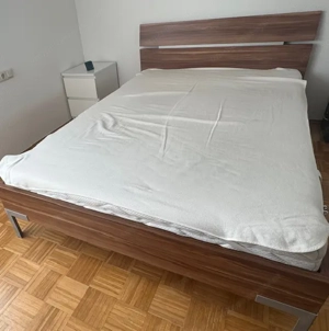 Bettgestell,Matratze,weisses Nachtkästchen Bild 5