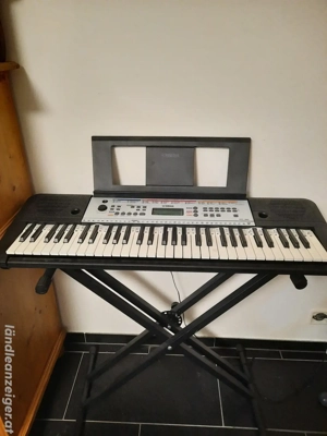 Keyboard mit Ständer Markengerät Yamaha kaum bespielt ideal für Einsteiger um 80 euro