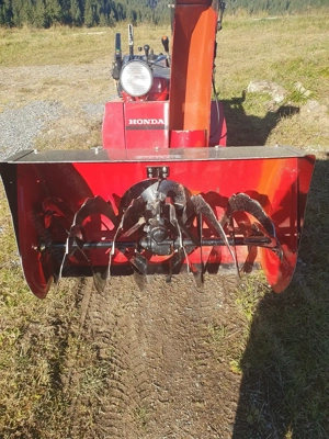 Verkaufe Honda Schneefräse HS 1136, Hydrostatischer Raupenantrieb, 11PS Honda Motor, guter Zustand Bild 2