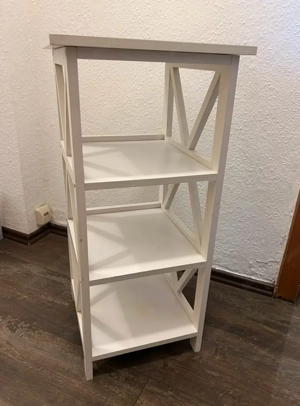 Weißes Holzregal mit 4 Böden und X-Design