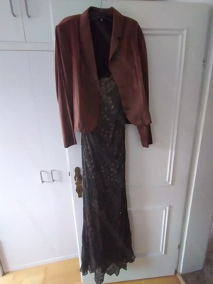 Langes Abendkleid mit Perlendeko, dunkler Braunton, mit passendem Jäckchen