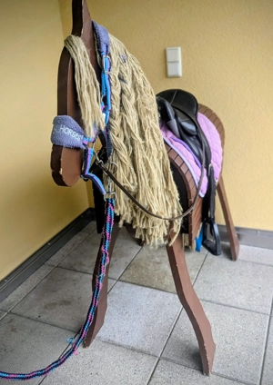 Holzpferd mit Sattel, Zaumzeug und Zubehör Bild 2