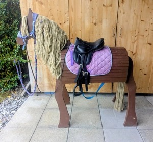 Holzpferd mit Sattel, Zaumzeug und Zubehör