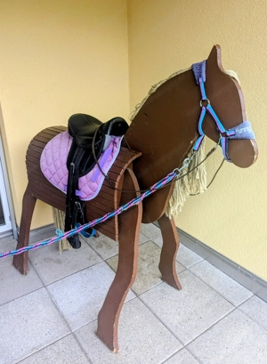 Holzpferd mit Sattel, Zaumzeug und Zubehör Bild 4