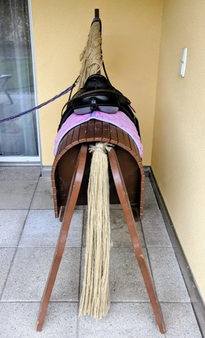 Holzpferd mit Sattel, Zaumzeug und Zubehör Bild 6