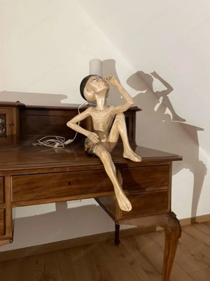 Alien Figur rauchend