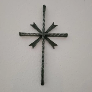 Schmiedeeisernes Kreuz und Uhr