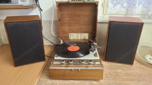 alter funktionstüchtiger Plattenspieler mit Boxen
