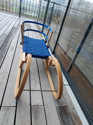 Holzschlitten mit abnehmbarer Lehne Bild 2