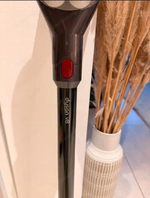 Dyson v8 voll funktionsfähig ! Mit Ladekabel  Bild 4