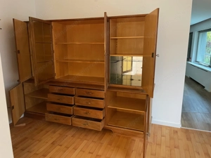 Wunderschöne Anrichte mit Vitrine und Barschrank aus Vollholz Bild 3