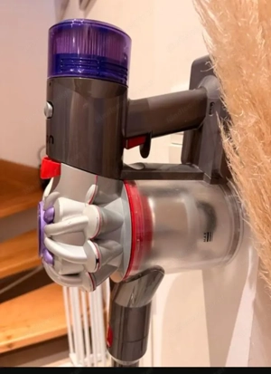 Dyson v8 voll funktionsfähig ! Mit Ladekabel  Bild 2