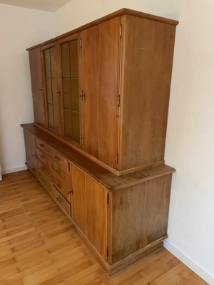 Wunderschöne Anrichte mit Vitrine und Barschrank aus Vollholz Bild 2