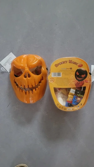 Halloween-Masken mit Süßigkeiten