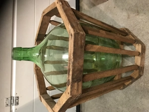 Glasballon mit Holzkiste