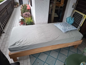 Massiv Holz Bett mit Lattenrost und Matratze  Bild 3