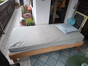 Massiv Holz Bett mit Lattenrost und Matratze  Bild 2