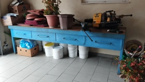 Massive Werkbank mit Schraubstock