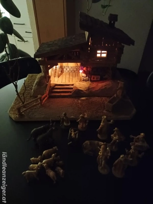 Hanfgefertigte Krippe mit Figuren