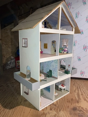 Großes Puppenhaus - massive Bauweise Bild 2