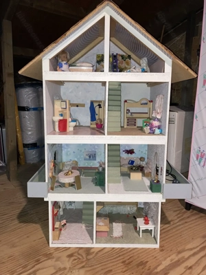 Großes Puppenhaus - massive Bauweise